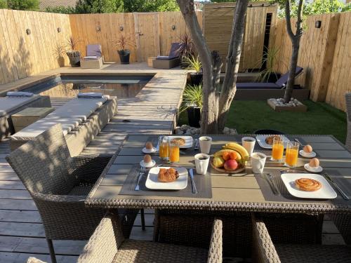- une table de pique-nique avec de la nourriture dans une arrière-cour dans l'établissement Le Gite Hector, à Carcassonne