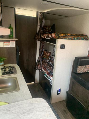 Katil atau katil-katil dalam bilik di Gtown Campers