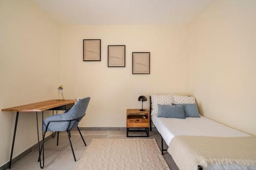 a bedroom with a bed and a desk and a deskablish at Chalet de lujo en Cala Lanuza con vistas al mar in El Campello