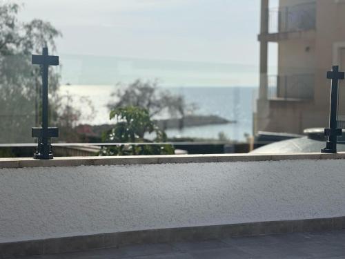 a wall with two lights on top of a building at Chalet de lujo en Cala Lanuza con vistas al mar in El Campello
