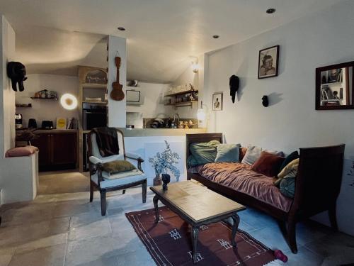 un salon avec un canapé et une table dans l'établissement La Biscornue, à Lauris