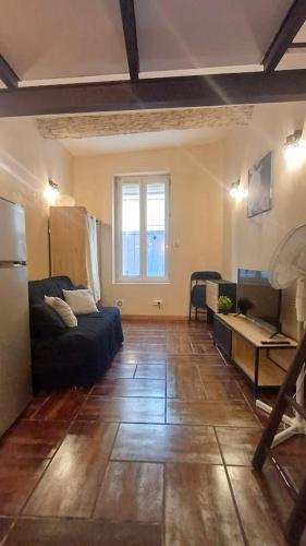 un salon avec un canapé et une table dans l'établissement La cachette d'Aix, à Aix-en-Provence