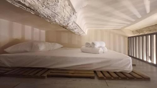 une chambre avec un lit avec des serviettes dessus dans l'établissement La cachette d'Aix, à Aix-en-Provence