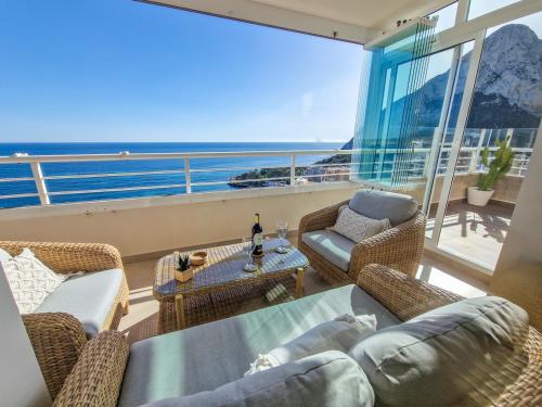 un salon avec vue sur l'océan dans l'établissement AVANOA - Apolo XVI Calpe, à Calp