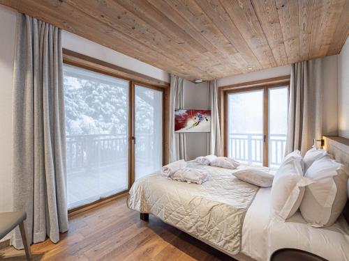 Posteľ alebo postele v izbe v ubytovaní Chalet luxe avec piscine, sauna, et accès facile pistes Courchevel - FR-1-568-27