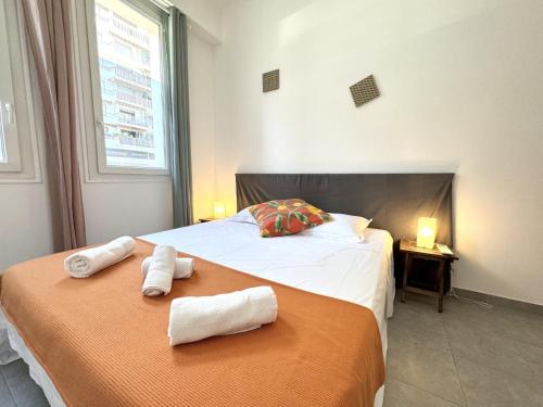 une chambre avec deux lits avec des serviettes dessus dans l'établissement ApartHotel Riviera - MAISON DU GRAND SUD - Confortable petit 3 pièces - Promenade des Anglais, à Nice