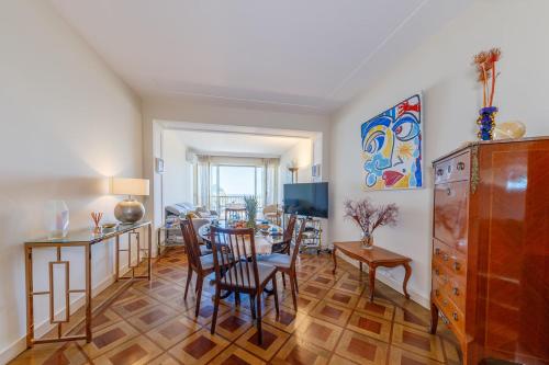 une cuisine et une salle à manger avec une table et des chaises dans l'établissement Palais D'orient, à Nice