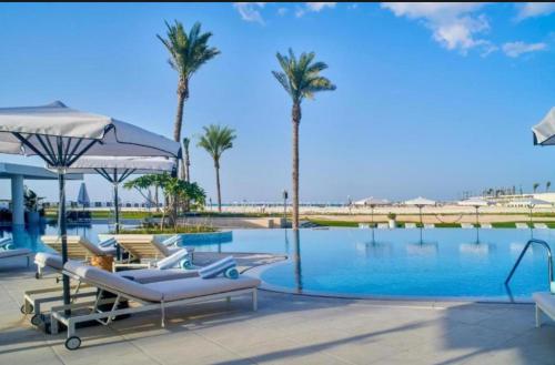 Bazén v ubytování Address Marassi Golf Resort nebo v jeho okolí