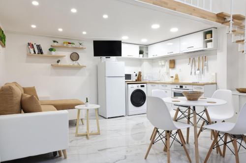 Free parking, Close to Subway, Central location