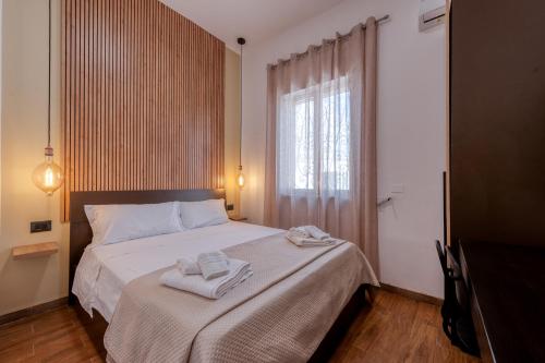a bedroom with a bed with towels on it at Stonehouse oasis in Sant'Isidoro