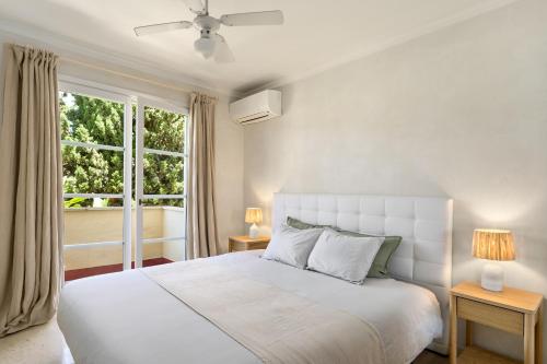 Ένα ή περισσότερα κρεβάτια σε δωμάτιο στο Stylish Apartment with Pool