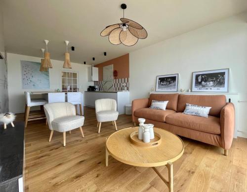 un salon avec un canapé et une table dans l'établissement Bel appartement cosy, superbe vue mer ! pour 6 personnes, à Le Touquet-Paris-Plage