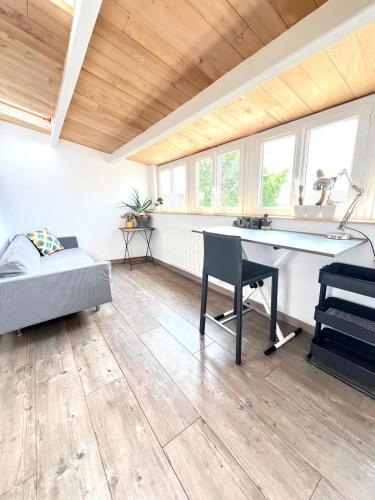 un salon avec un bureau et un canapé dans l'établissement Charmant appartement cosy en plein centre, à La Rochelle