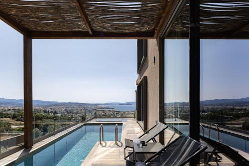 widok na basen z domu w obiekcie Omma Villas w Chanii