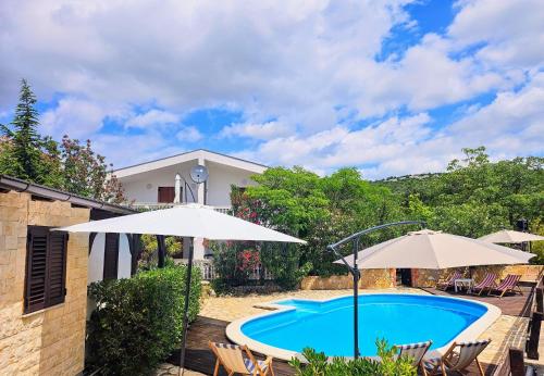 Sunny Pool Apartments