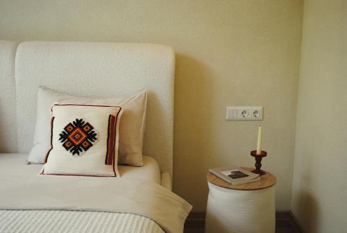 a bedroom with a bed with a pillow and a candle at Richkas Chalet котедж з чаном-джакузі in Slavske