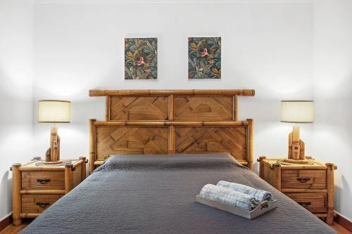 ein Schlafzimmer mit einem Bett mit zwei Nachttischen und zwei Lampen in der Unterkunft Casa Anna in Novo Sancti Petri