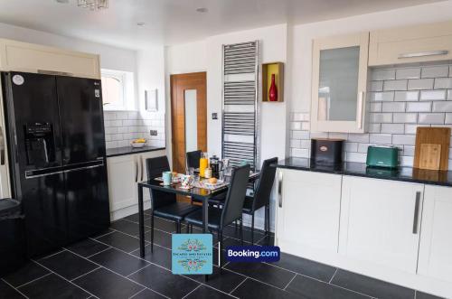 Η κουζίνα ή μικρή κουζίνα στο 3BR Detached House By Escape & Estates Short Lets & Serviced Accommodation Keldy Cl With Garden