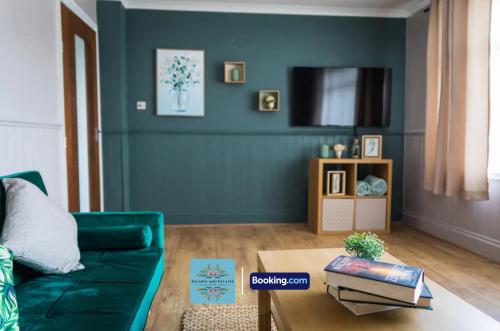 Μια τηλεόραση ή/και κέντρο ψυχαγωγίας στο 3BR Detached House By Escape & Estates Short Lets & Serviced Accommodation Keldy Cl With Garden