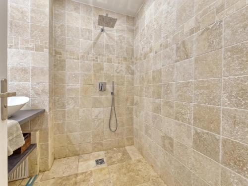 une salle de bain avec douche et lavabo dans l'établissement Le Beethoven 6 Pers WiFi AC, à Nice