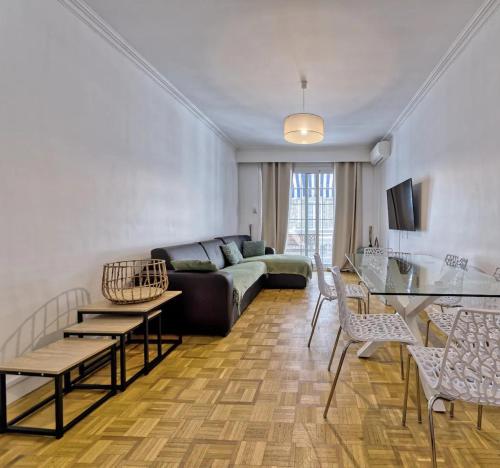 un salon avec un canapé et une table dans l'établissement Le Beethoven 6 Pers WiFi AC, à Nice