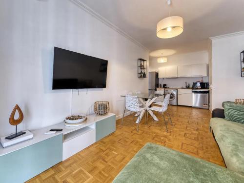 un salon avec un canapé et une télévision à écran plat dans l'établissement Le Beethoven 6 Pers WiFi AC, à Nice