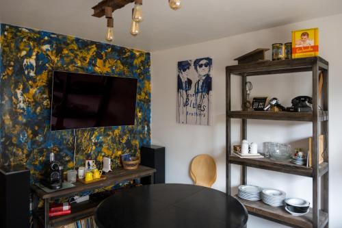 a living room with a table and a tv at TooHuus in Hitzacker