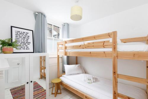 a room with two bunk beds and a desk at Central quiet cottage Walk to shops, bars & beach in Brighton & Hove