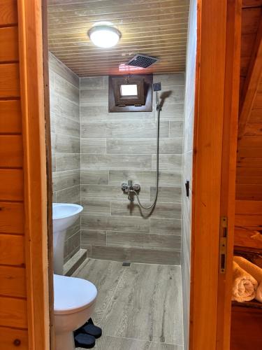 A bathroom at Nehir Bungalows