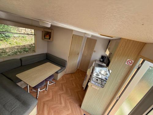 an overhead view of a tiny house with a table and a window at M'Belles Cabanes in Viala-du-Tarn