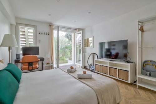 - une chambre avec un grand lit et une télévision dans l'établissement Superb Studio bien équipé Paris Montparnasse, à Paris