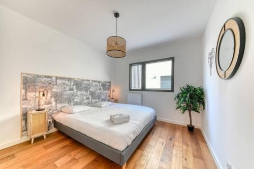 une chambre avec un grand lit et une fenêtre dans l'établissement Appartement 72 m² avec jardin 100 m² - 2 chambres, à Saint-Cyr-au-Mont-dʼOr