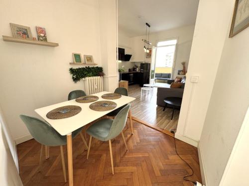- une table à manger et des chaises dans le salon dans l'établissement ApartHotel Riviera - TERRASSE HORIZON - 15' Promenade des Anglais, à Nice