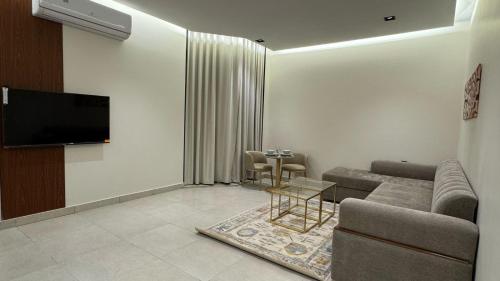 a living room with a couch and a table at المحروسة in Al Madinah