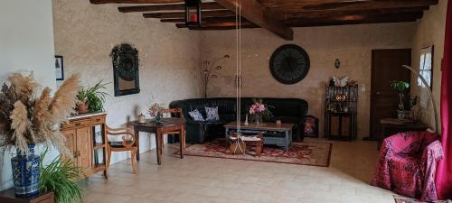 Posezení v ubytování Chambre d'hôte, Jacuzzi ext, piscine ext, Cosy nature avec Grand Salon, wifi, salle de bain, parking