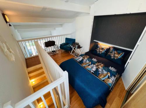 - une chambre avec un lit bleu dans l'établissement Le Roof-top du Cap, au Cap d'Agde