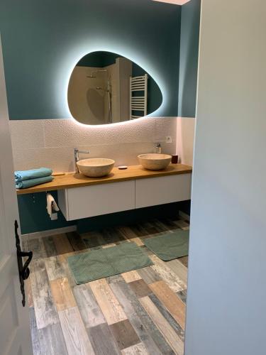 une salle de bain avec deux lavabos et un miroir dans l'établissement Les Hauts Sauviers, à Bédoin