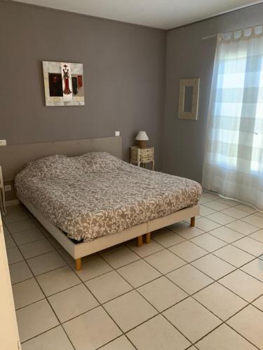 une chambre avec un lit dans une pièce dans l'établissement Les Hauts Sauviers, à Bédoin