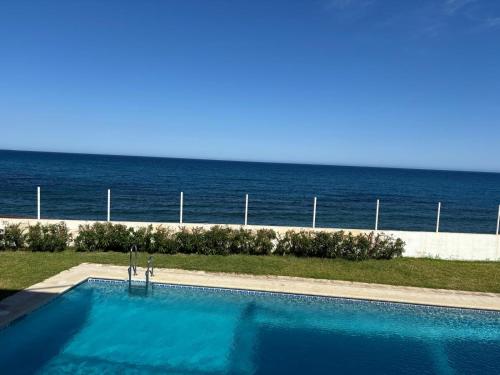 a swimming pool with the ocean in the background at Nautilus in Carboneras