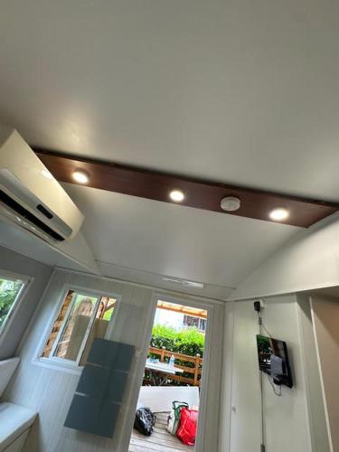 une pièce avec un plafond blanc et un salon dans l'établissement europcamping 22 m2, à Fréjus