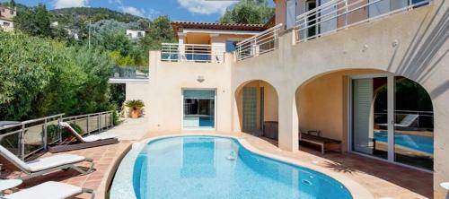 une villa avec piscine et une maison dans l'établissement Villa vue mer Mandelieu 4 chambres, à La Celle-sous-Gouzon