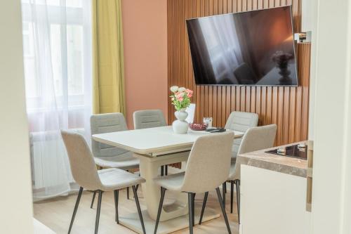 HOMELY l 5 min to Airport Express,Train Station with self check in