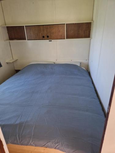 a small bed in a small room at Kamperen in Jannum in Janum