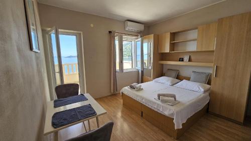 En eller flere senge i et værelse på Apartmani Drašnice 1