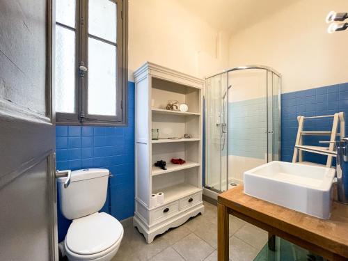 une salle de bain avec toilettes, lavabo et douche dans l'établissement Le Comte De Nice 2 Pers Centrale AC WiFi, à Nice