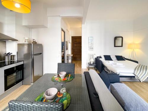 un salon avec un canapé et une chambre avec un lit dans l'établissement Le Comte De Nice 2 Pers Centrale AC WiFi, à Nice