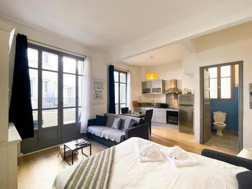 une chambre avec un lit et un salon dans l'établissement Le Comte De Nice 2 Pers Centrale AC WiFi, à Nice