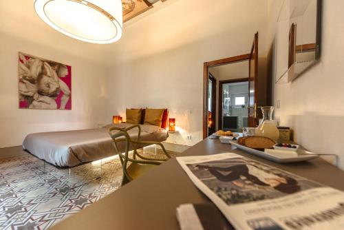 um quarto de hotel com uma cama e uma mesa com uma mesa sidx sidx em Residenza Cavour em Empoli