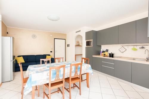 Una cocina y un comedor con mesa y sillas. en 7 posti nel cuore dell'area pedonale con parcheggio, en Bibione