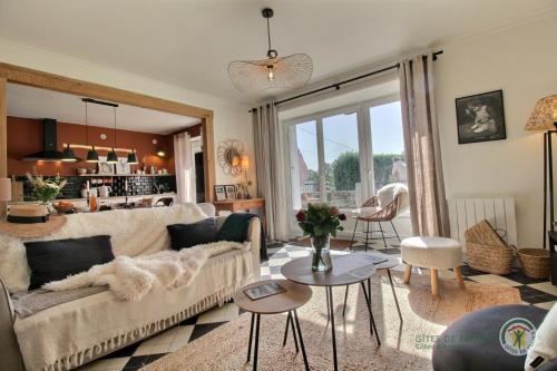 un salon avec un canapé et une table dans l'établissement Les pommettes, à Plouër-sur-Rance